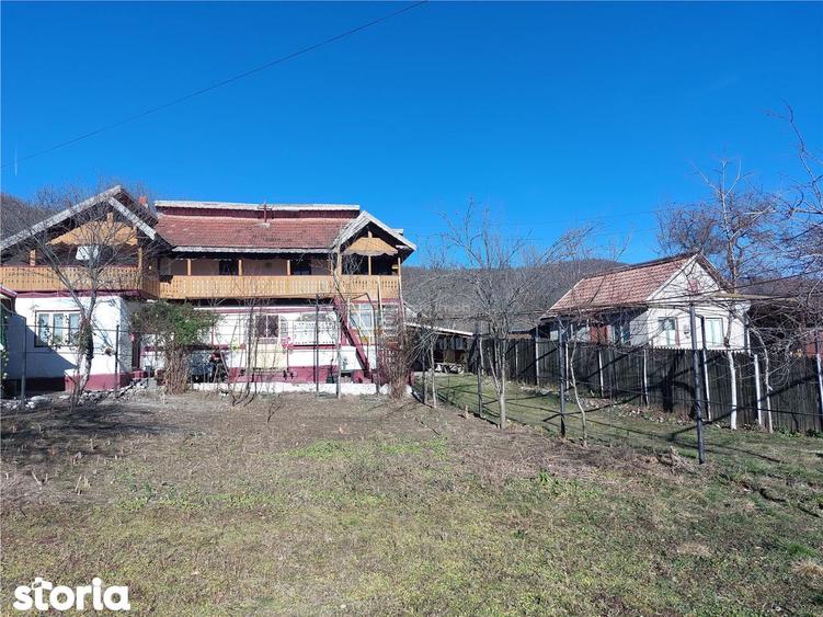 Casă cu 5 camere cu Teren 1200 Mp în Central