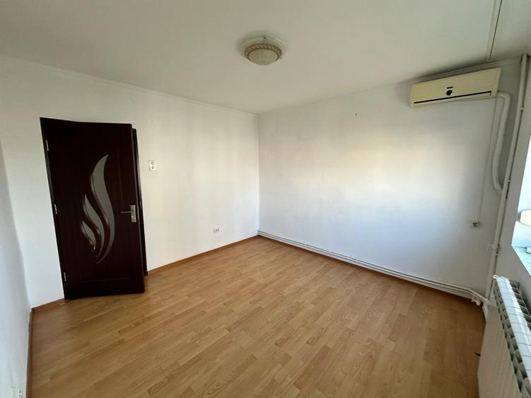 Apartament cu 3 camere decomandat în Piața Nouă