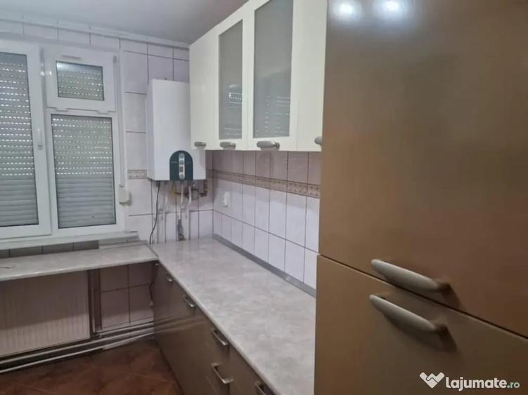 Apartament cu 3 camere decomandat în Mărăței