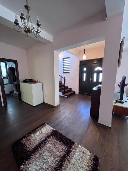 Casă cu 5 camere cu Teren 460 Mp în Prelungirea Craiovei