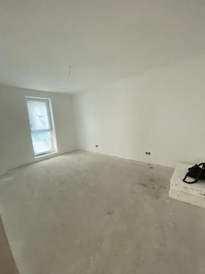 Apartament cu 3 camere semidecomandat în Est