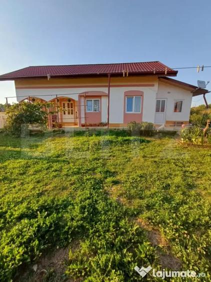 Casa din caramida cu teren generos de 4.717 mp | Dealu, - 1