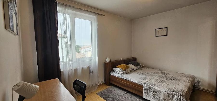 Apartament cu 3 camere semidecomandat în Central