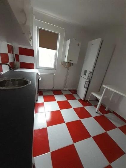 Apartament cu 2 camere semidecomandat, mobilat în Podul de Piatră