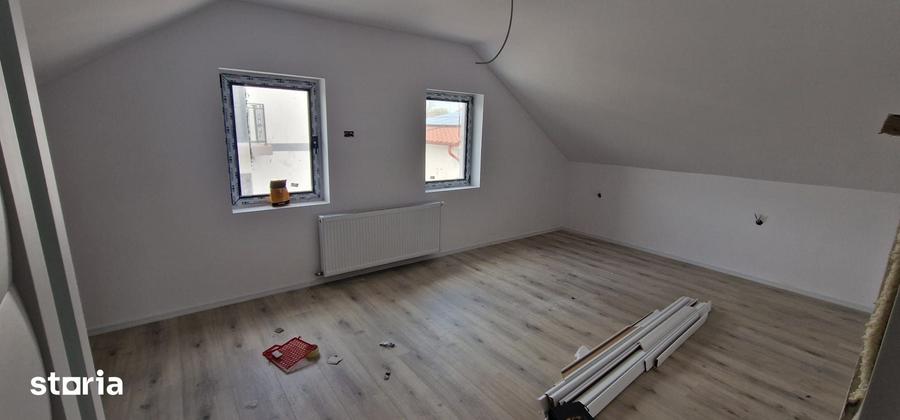 Casă cu 5 camere cu Teren 200 Mp în Lumina