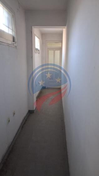 Casă individuală cu 7 camere cu Canalizare în Ultracentral