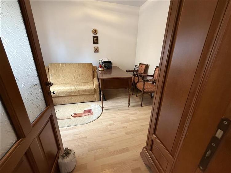 Casă individuală cu 8 camere cu Canalizare în Ultracentral