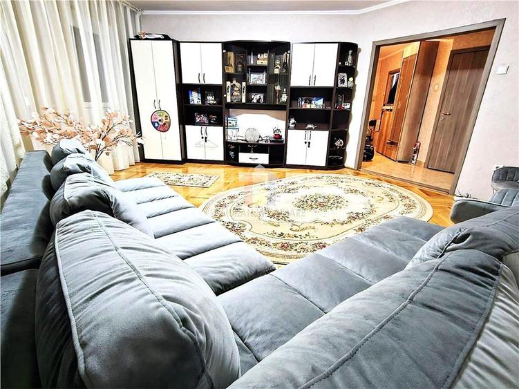 Apartament cu 3 camere decomandat în Călărași