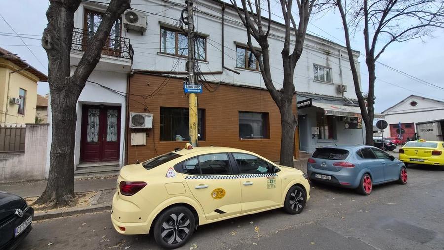 Apartament cu 4 camere semidecomandat în Central