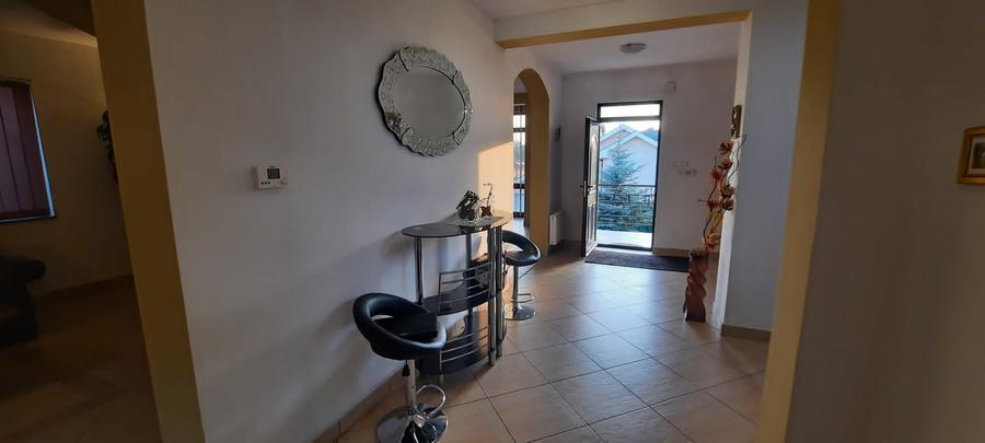 Casă individuală cu 6 camere cu Piscina în Livezeni