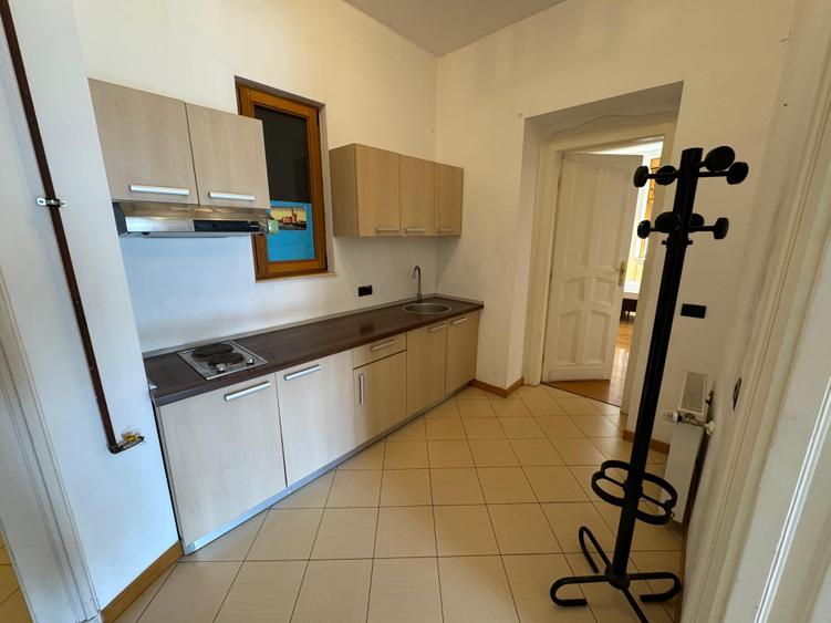 Apartament cu 3 camere în P-ța Victoriei