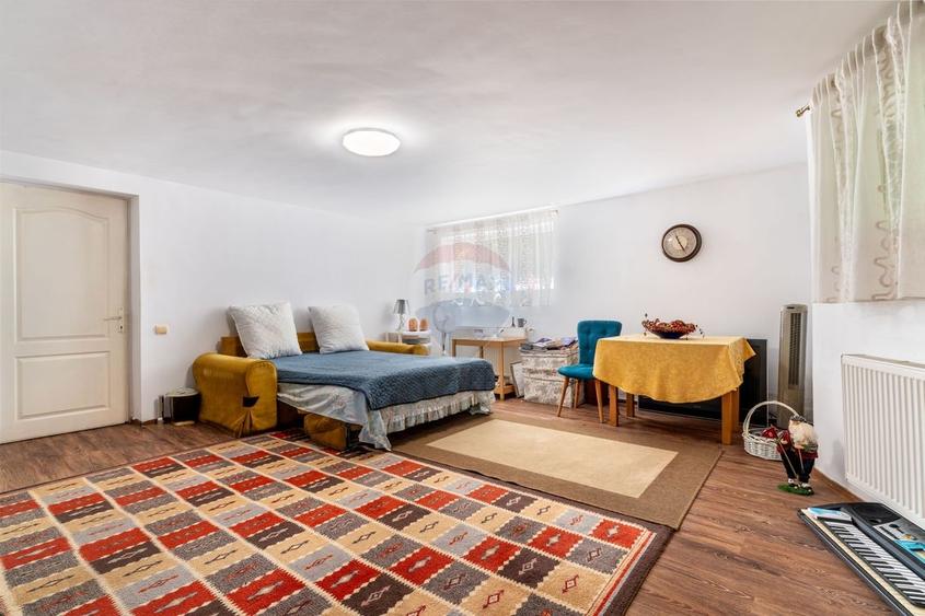 Casă individuală cu 7 camere cu Teren 657 Mp în Central