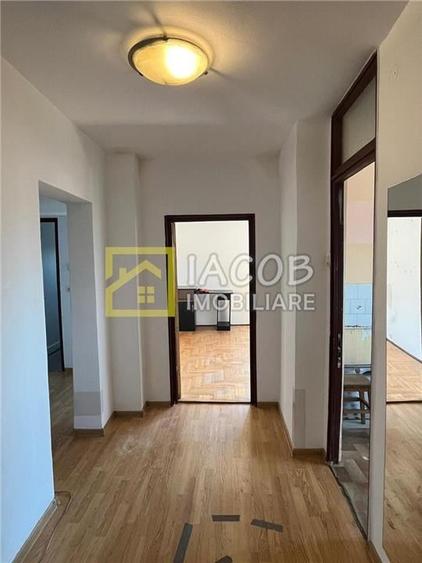 Apartament cu 3 camere decomandat în Narcisa
