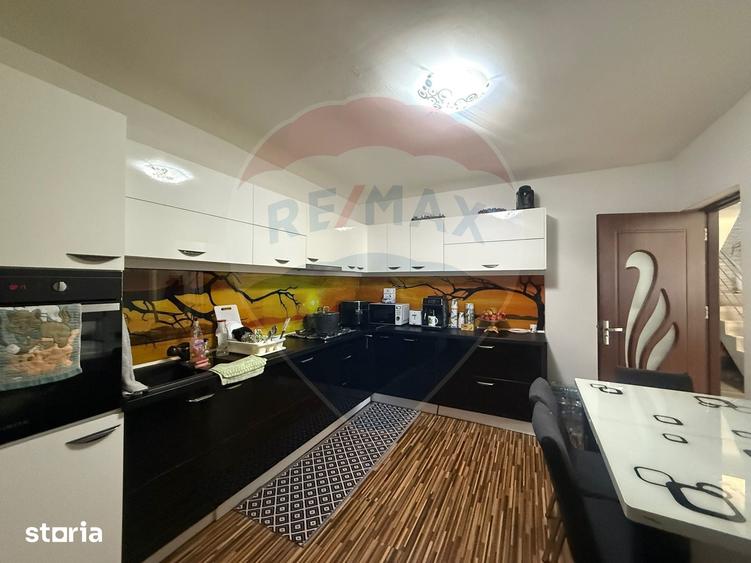 Casă cu 5 camere cu Teren 336 Mp în Șimnicu de Sus