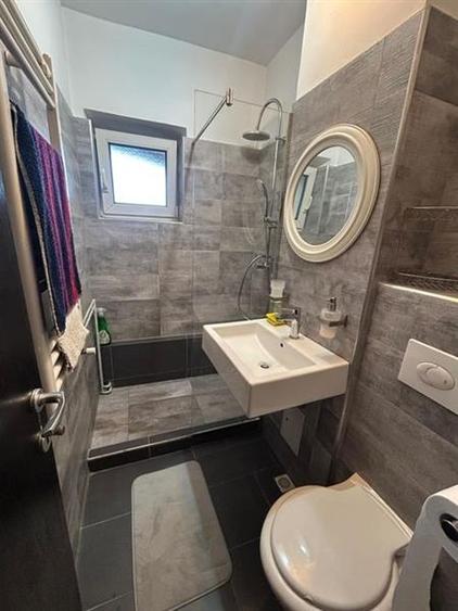 Apartament cu 4 camere semidecomandat în Florilor