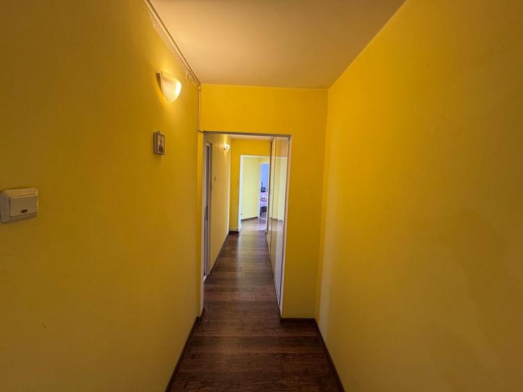 Apartament cu 4 camere semidecomandat, mobilat în Baza 3