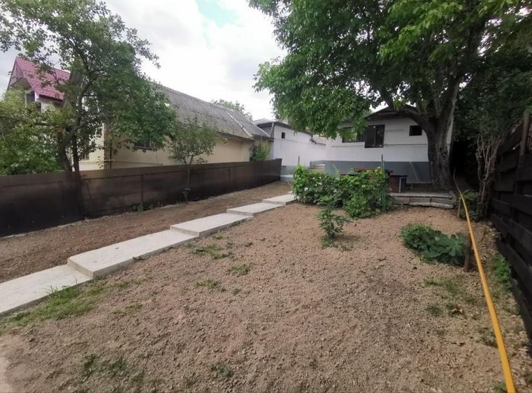 Casă cu 3 camere în Sărărie