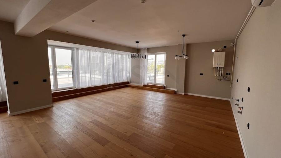 Penthouse cu 3 camere decomandat în Barbu Văcărescu