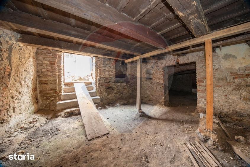 Casă cu 8 camere cu Teren 619 Mp în Central