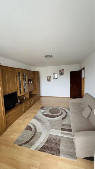 Apartament cu 3 camere decomandat în Noua