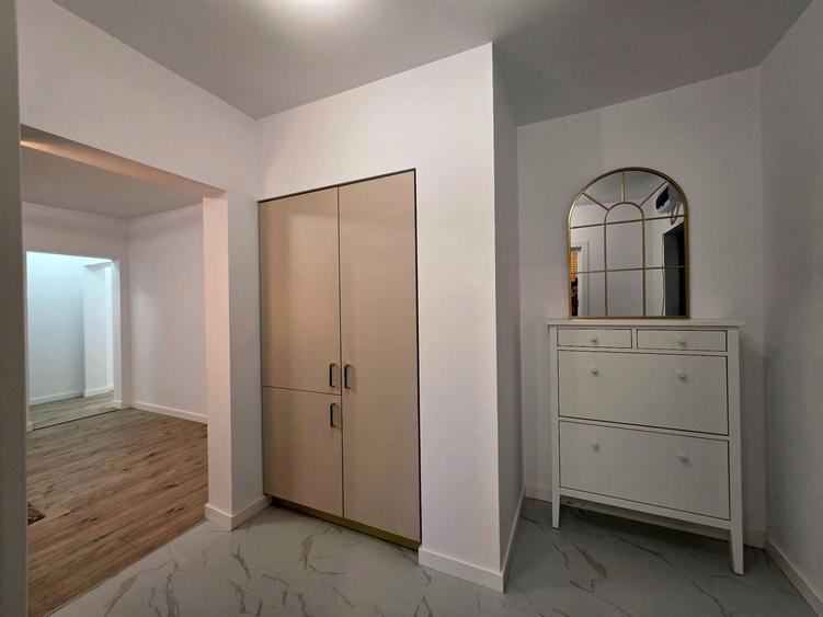 Apartament cu 3 camere semidecomandat în Bucur Obor