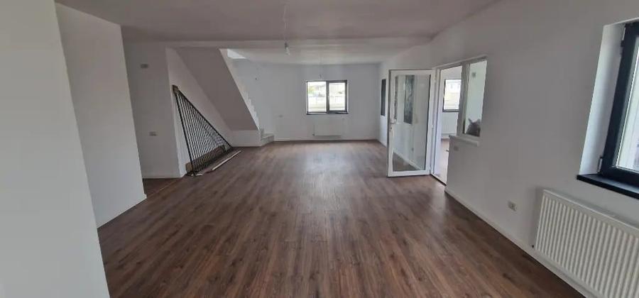 Casă cu 5 camere în Domnești