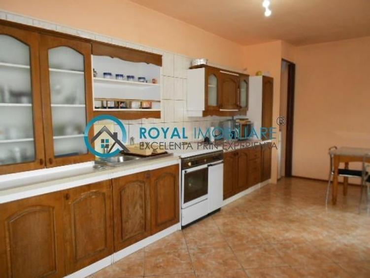 Casă individuală cu 9 camere cu Canalizare în Poștei - Bucov