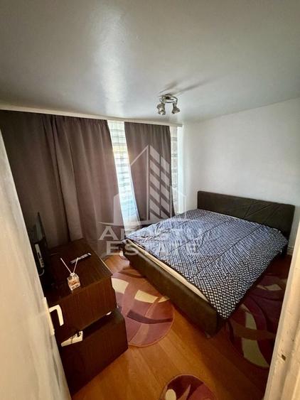 Apartament cu 3 camere semidecomandat, mobilat în Dâmbovița