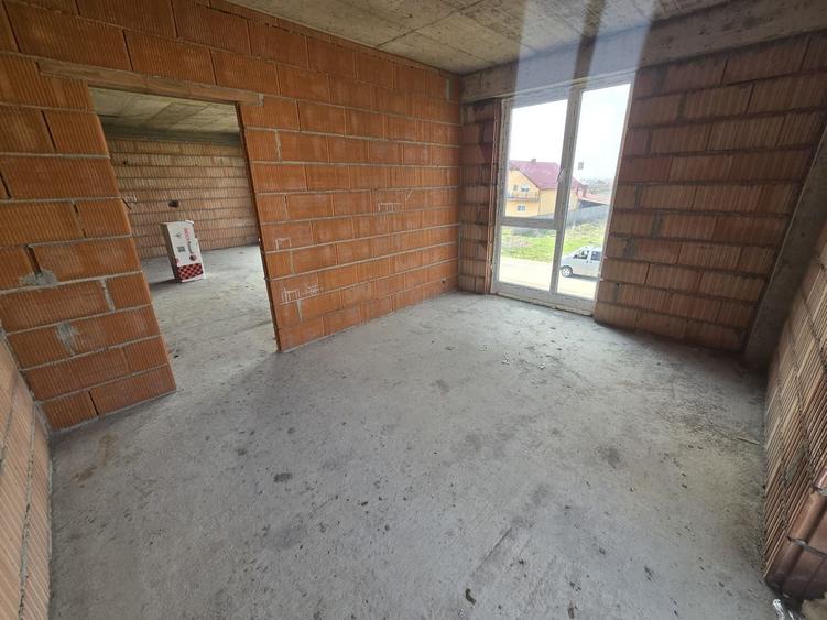 Apartament cu 2 camere semidecomandat în Moșnița Nouă