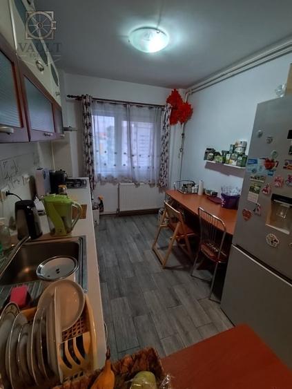 Apartament cu 4 camere semidecomandat, mobilat în Rahova