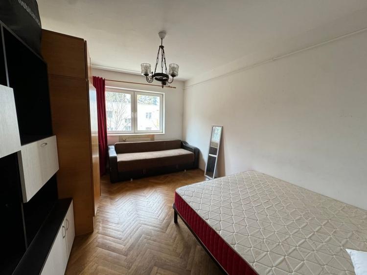 Apartament cu 4 camere decomandat, mobilat în Plopilor