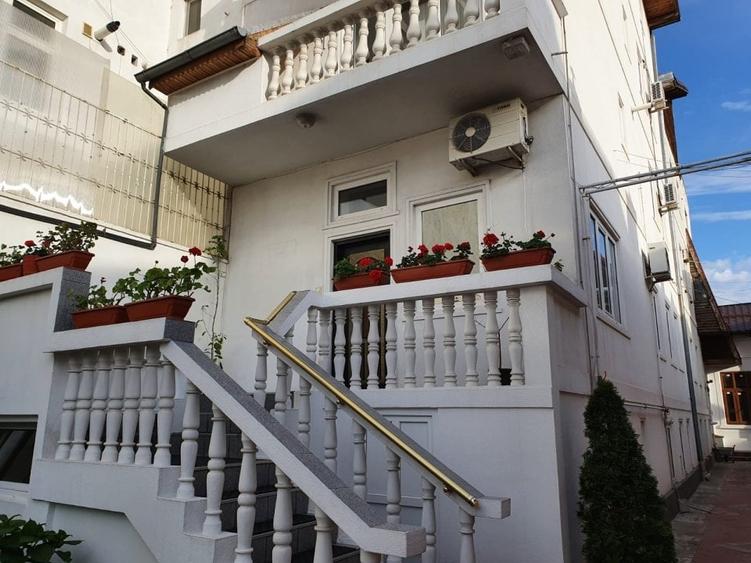 Casă individuală cu 7 camere cu Canalizare în Cotroceni