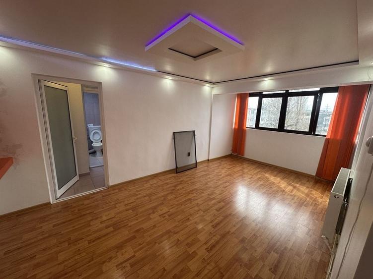 Apartament cu 3 camere semidecomandat în Hipodrom