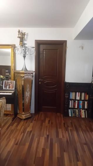 Apartament cu 5 camere decomandat în Splaiul Unirii
