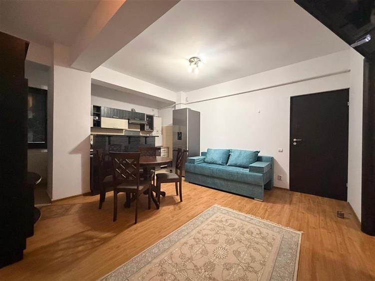 Apartament cu 3 camere semidecomandat, mobilat în Moșilor