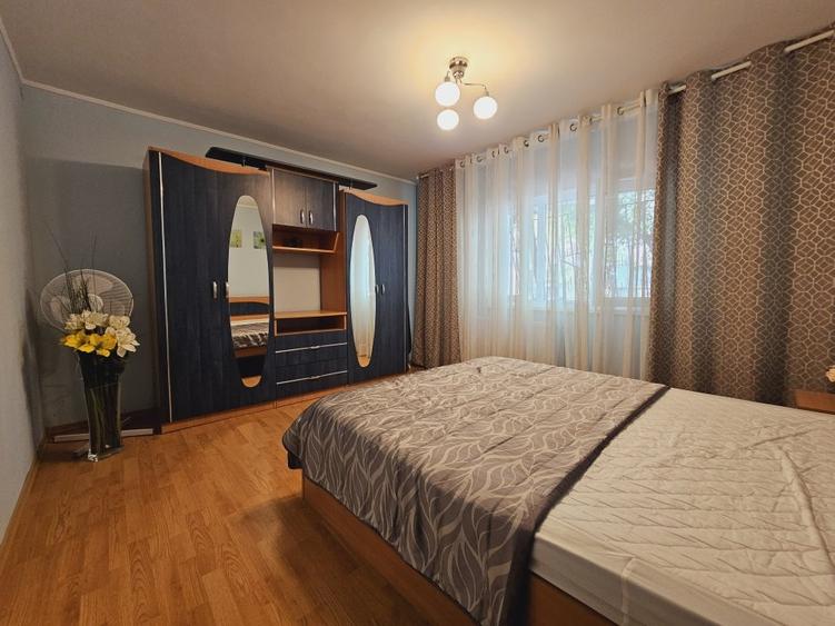 Apartament cu 3 camere semidecomandat, mobilat în Vitan Mall