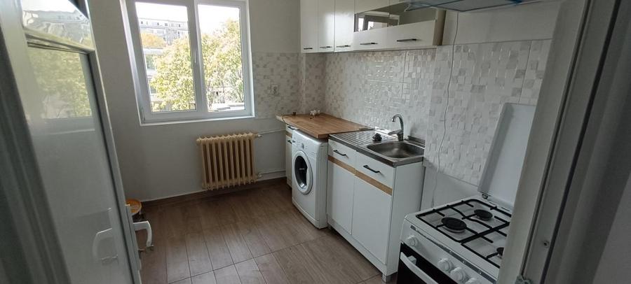 Apartament cu 3 camere semidecomandat, mobilat în Nord