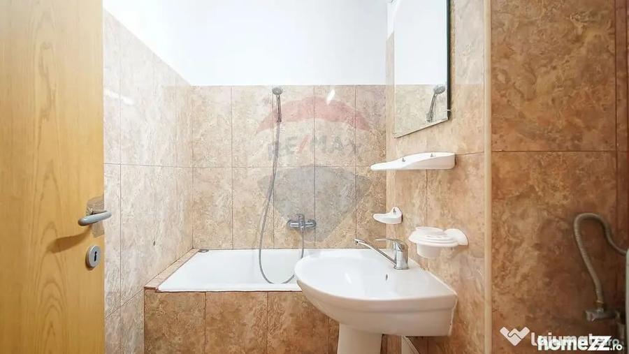 Apartament cu 3 camere semidecomandat în Astra