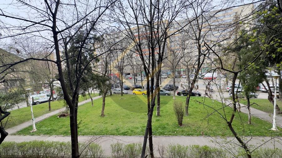 Apartament cu 3 camere semidecomandat în Obor