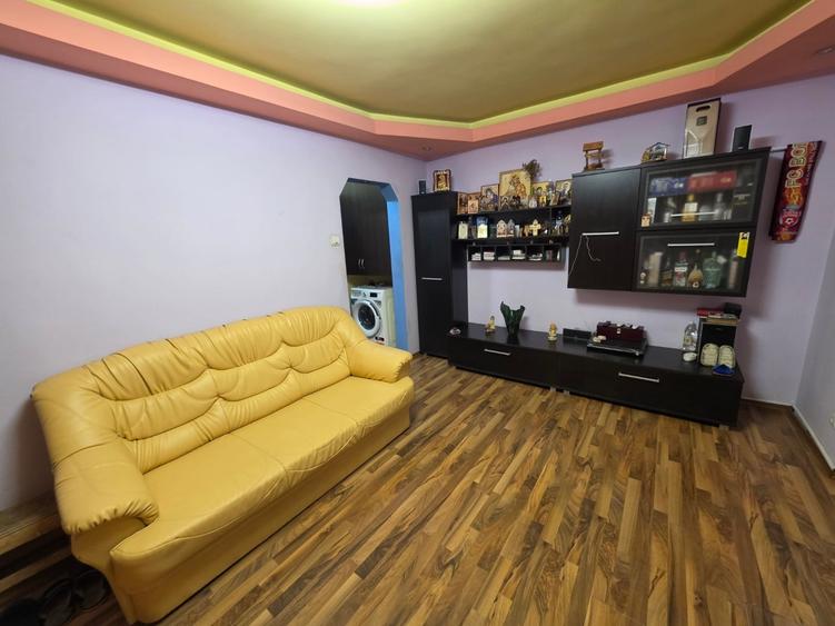 Apartament cu 3 camere semidecomandat, mobilat în Titan