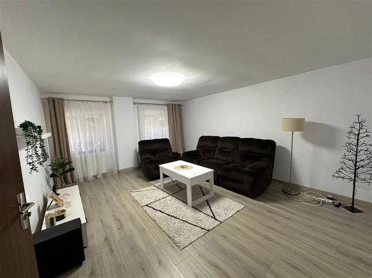 Apartament cu 3 camere decomandat, mobilat în Central