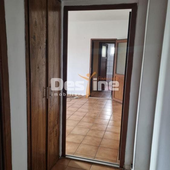 Apartament cu 3 camere semidecomandat în 5 Călărasi