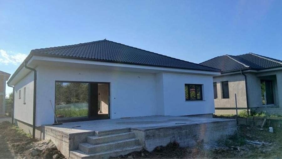 Casă cu 3 camere în Solidarității
