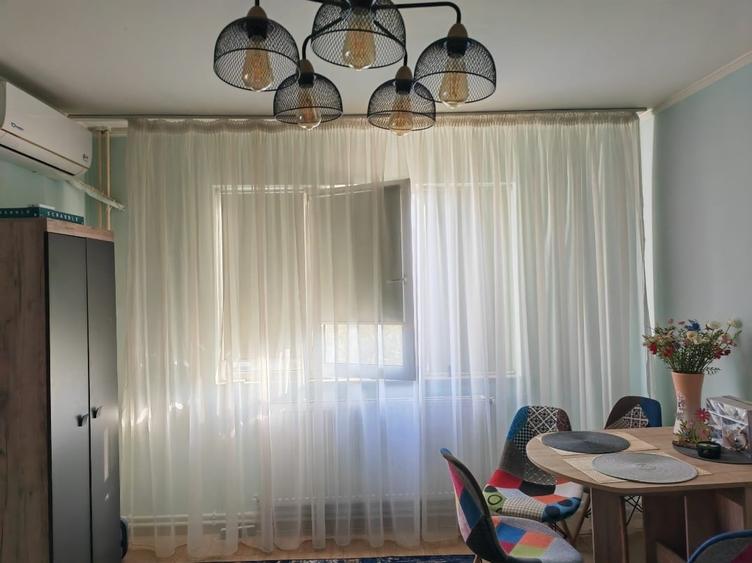Apartament cu 3 camere semidecomandat, mobilat în Casa de Cultură