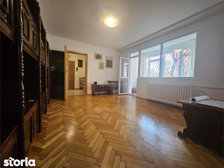 Apartament cu 3 camere decomandat în Tei