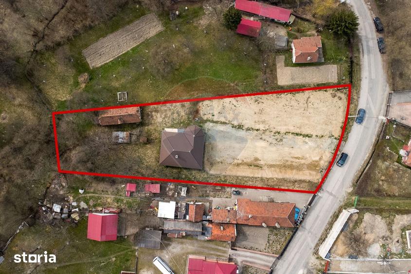 Casă cu 3 camere cu Teren 2497 Mp în Central