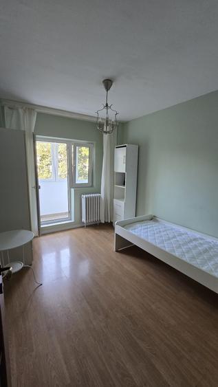 Apartament cu 4 camere semidecomandat în Tei