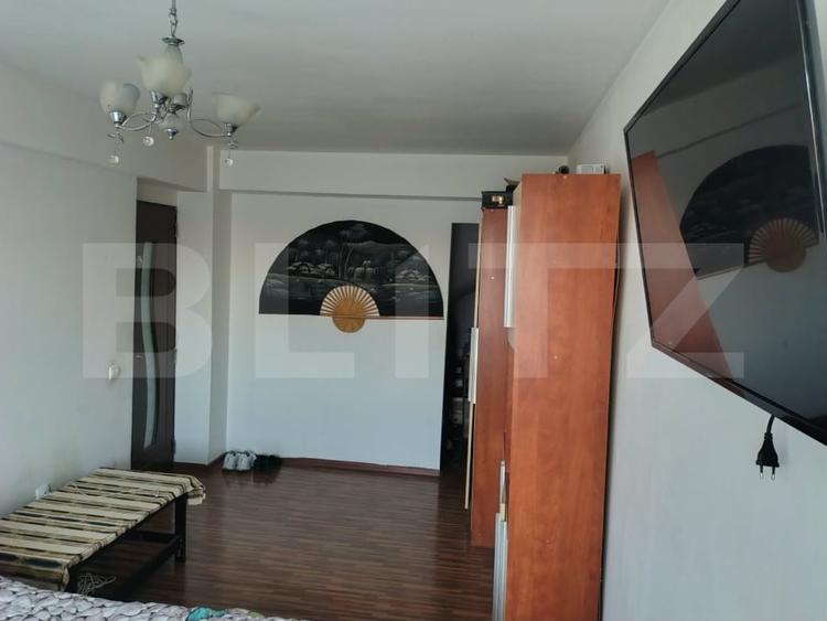 Apartament cu 5 camere semidecomandat, mobilat în Florești