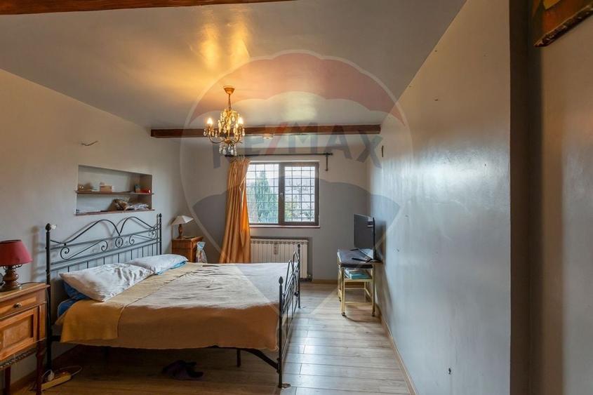 Casă cu 7 camere cu Teren 1020 Mp în Vest