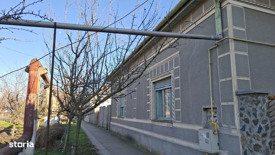 Casă cu 3 camere cu Teren 3600 Mp în Central